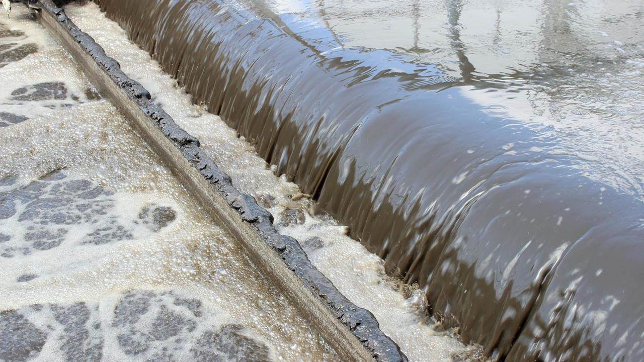 Un polluant éternel de la famille des PFAS contamine des eaux souterraines suisses. [Keystone - DPA/Corinna Schwanhold]