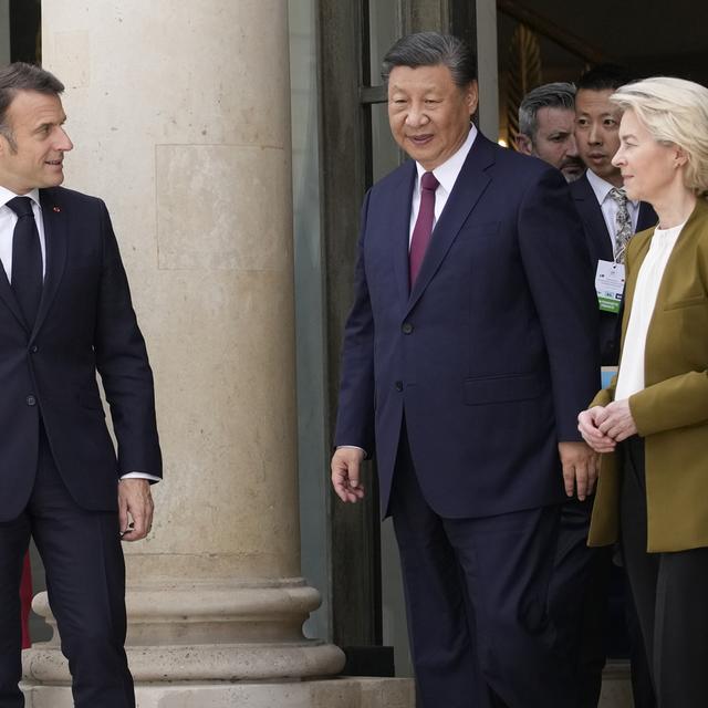 Emmanuel Macron, Ursula Von der Leyen et Xi Jinping ont eu des échanges fermes à Paris. [KEYSTONE - CHRISTOPHE ENA]