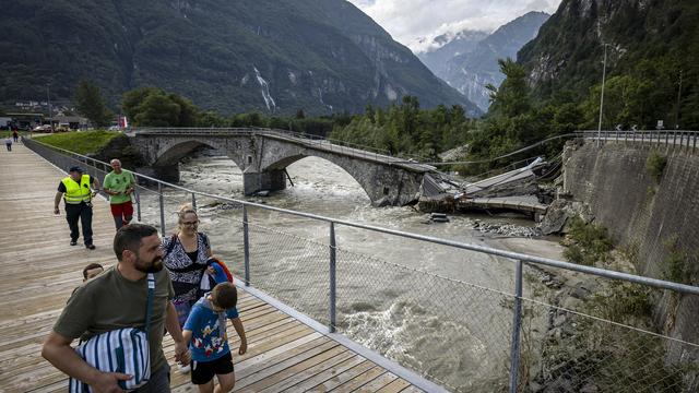 Cinq personnes sont encore portées disparues alors que le risque d’inondations persiste dans le Val Maggia (TI). [Keystone - Michael Buholzer]