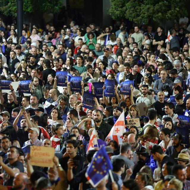 En Géorgie, des milliers de manifestants dans les rues contre la loi sur l'"influence étrangère". [AFP - GIORGI ARJEVANIDZE]