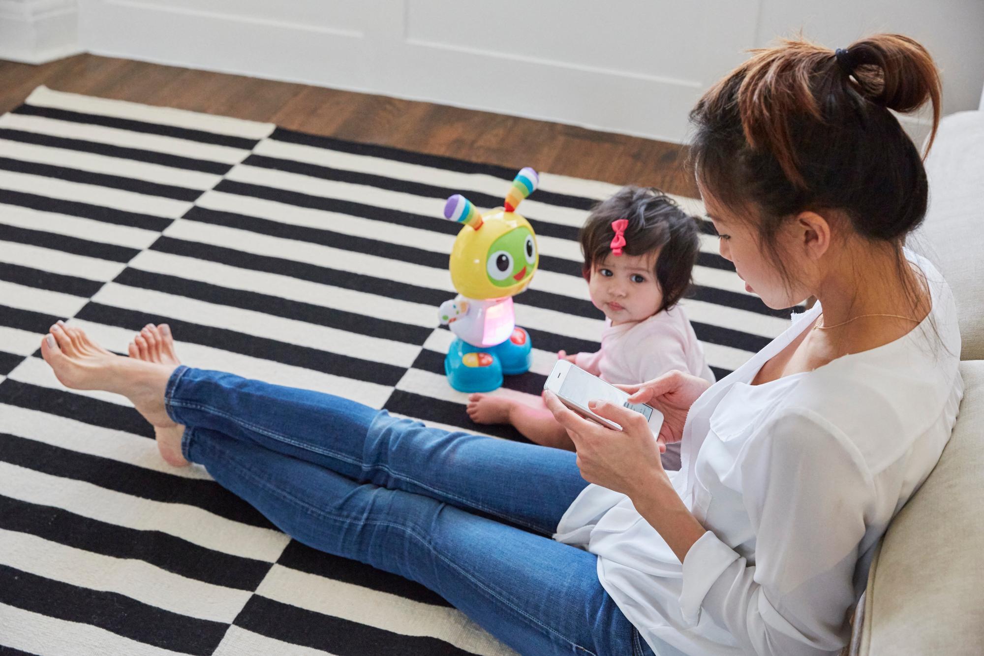 Selon le rapport, la relation parent-enfant peut être perturbée par l'utilisation des smartphones. [Cultura Creative via AFP - EMMA KIM]