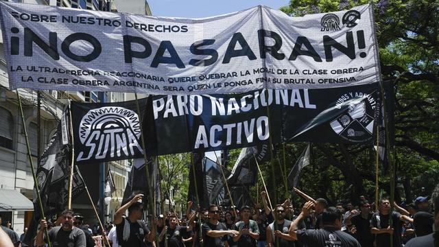 Une grève nationale contre le président argentin d'extrême-droite Javier Milei a lieu en Argentine. [Keystone/AP Photo - Rodrigo Abd]