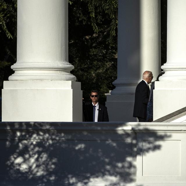 Joe Biden en direction de la Maison Blanche après son débat contre Donald Trump. [Keystone/EPA - Samuel Corum]