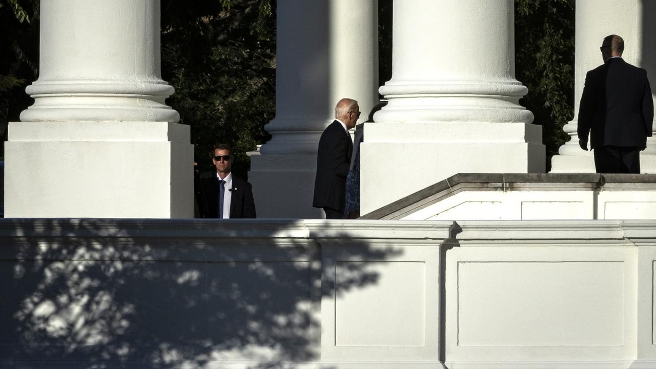 Joe Biden en direction de la Maison Blanche après son débat contre Donald Trump. [Keystone/EPA - Samuel Corum]