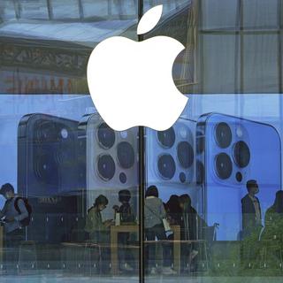 Le logo d'Apple dans l'une de ses boutiques. [AP Photo / Keystone - Andy Wong]