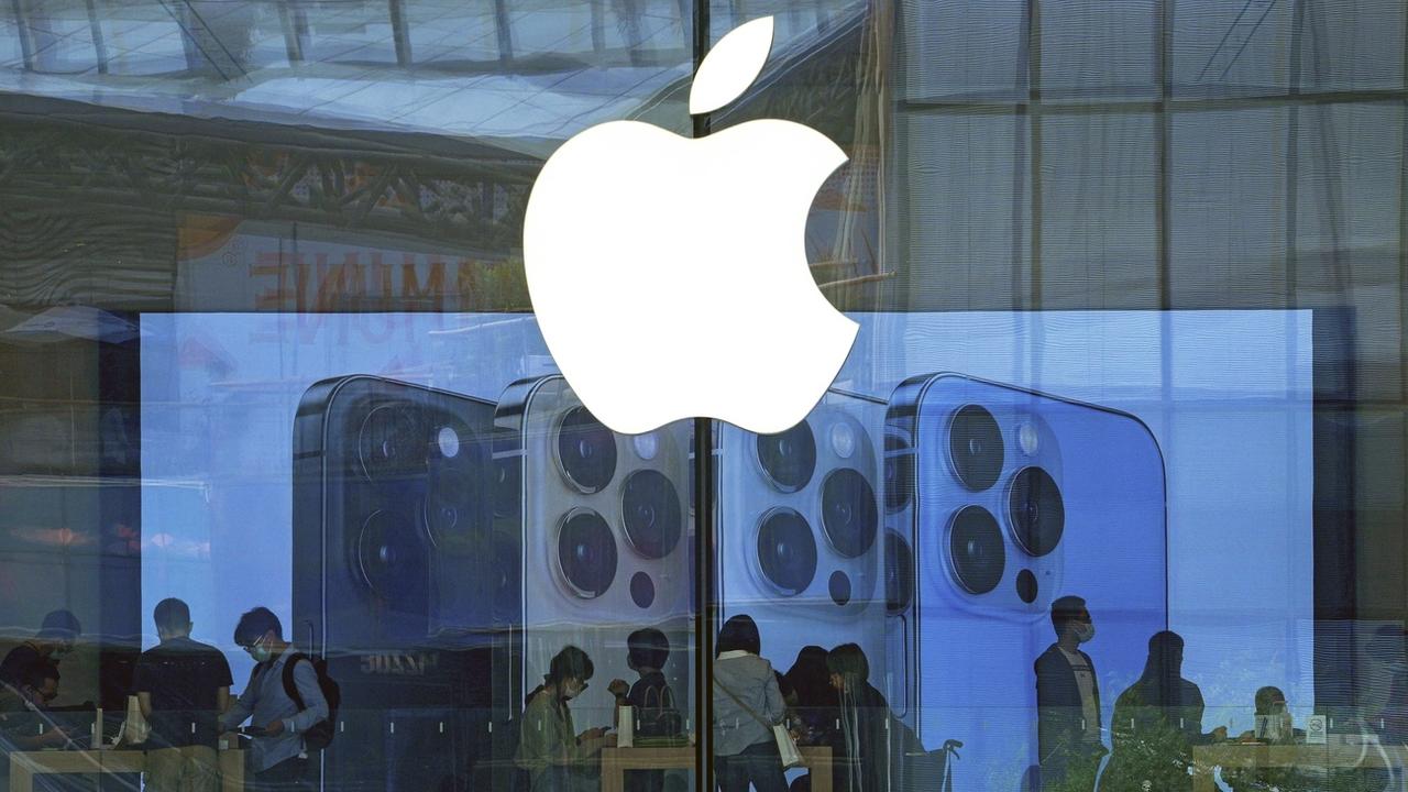 Le logo d'Apple dans l'une de ses boutiques. [AP Photo / Keystone - Andy Wong]