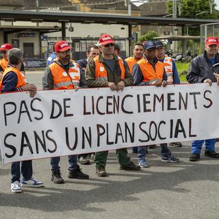 Les salariés de l'entreprise Vetropack manifestent sur le site de la verrerie le 24 mai 2024 à St-Prex (VD). [Keystone - Martial Trezzini]