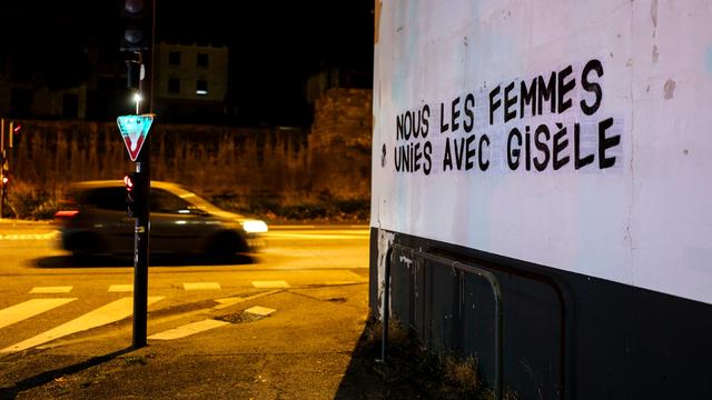 Un message de soutien du collectif féministe "Les Amazones Avignon" à Gisèle Pelicot, intitulé "Nous, les femmes, unies avec Gisèle", est affiché autour du palais de justice où se déroule le procès des viols de Mazan, à Avignon, en France, le 18 décembre 2024. [KEYSTONE - LEWIS JOLY]