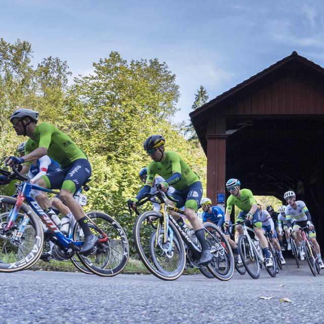 Les coureurs s'affrontent dans la montée vers Kyburg lors de la course sur route Hommes Elite des Championnats du Monde Route et Paracyclisme UCI 2024 à Zurich, Suisse, le 29 septembre 2024. [Keystone - EPA/TIL BUERGY]