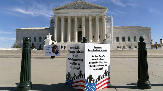 Des personnes manifestent devant la Cour suprême des États-Unis, le mercredi 7 février 2024, à Washington. [Keystone - AP Photo/Jose Luis Magana]