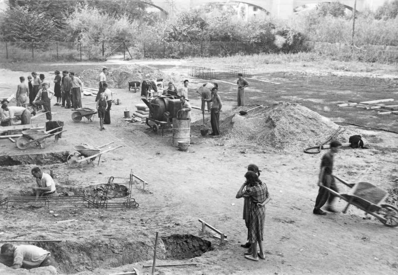 Construction de la patinoire des Augustins de Fribourg, première patinoire du HC Gottéron inaugurée en 1941. [BCU Fribourg / Fonds HC Fribourg-Gottéron]