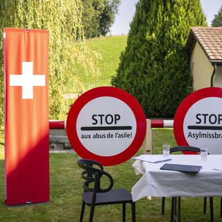 Le parti d'extrême-droite UDC continue de vouloir faire campagne contre les ''abus'' de la politique d'asile suisse. [Keystone - Peter Schneider]