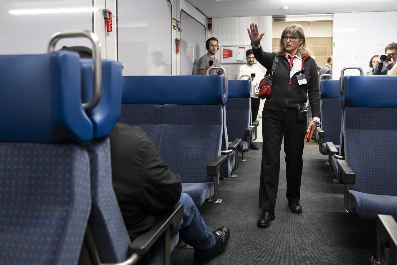 Les CFF ont ouvert cet été un nouveau centre de formation pour préparer au mieux son personnel à désamorcer toutes situations violentes dans les trains. [Keystone - Peter Klaunzer]