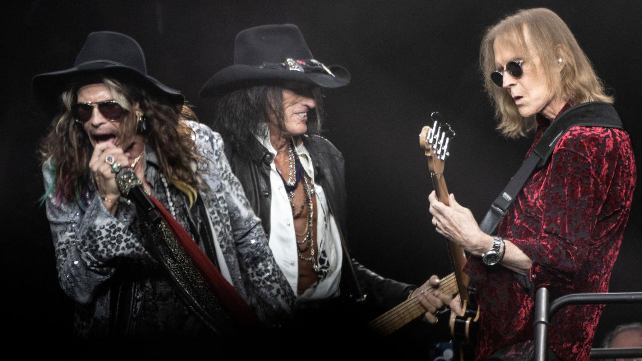 Steven Tyler, Joe Perry et Tom Hamilton du groupe de rock Aerosmith sur la scène du Wells Fargo Center à Philadelphie (USA) le 2 septembre 2023. [AFP - Lisa Lake]