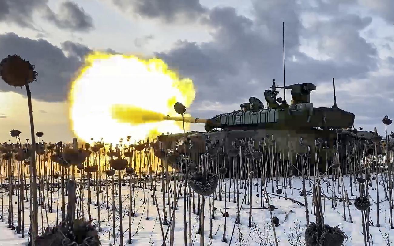 Une image tirée d'une vidéo publiée le 7 mars 2023 par le service de presse du ministère russe de la Défense montre un char de combat russe T-90 ouvrant le feu dans la région de Donetsk (est). [KEYSTONE - Ministère russe de la Défense]