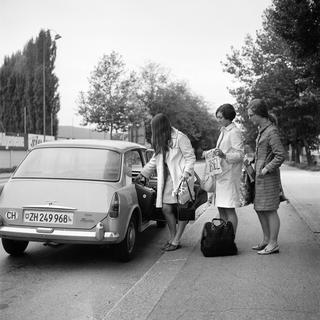 Trois femmes faisant de l'auto-stop de Zurich à Bâle, 1968. [Keystone/Str - Photopress-archiv]