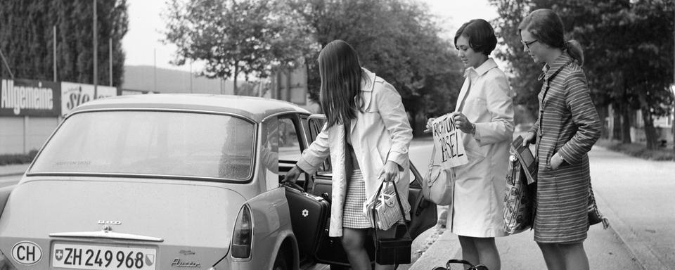 Trois femmes faisant de l'auto-stop de Zurich à Bâle, 1968. [Keystone/Str - Photopress-archiv]