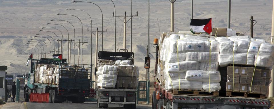 Des camions d'aide humanitaire en provenance de Jordanie et se dirigeant vers la bande de Gaza. [Reuters - Ali Jarekji]