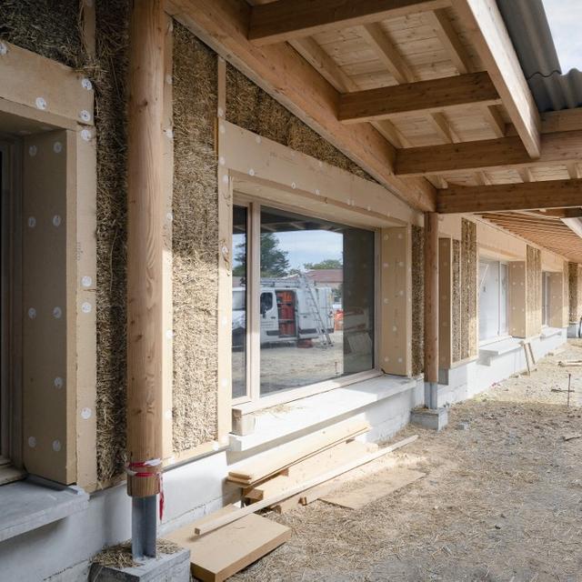 Une école construite et isolée avec des matériaux écologiques. [AFP - Jean-Francois FORT / Hans Lucas]