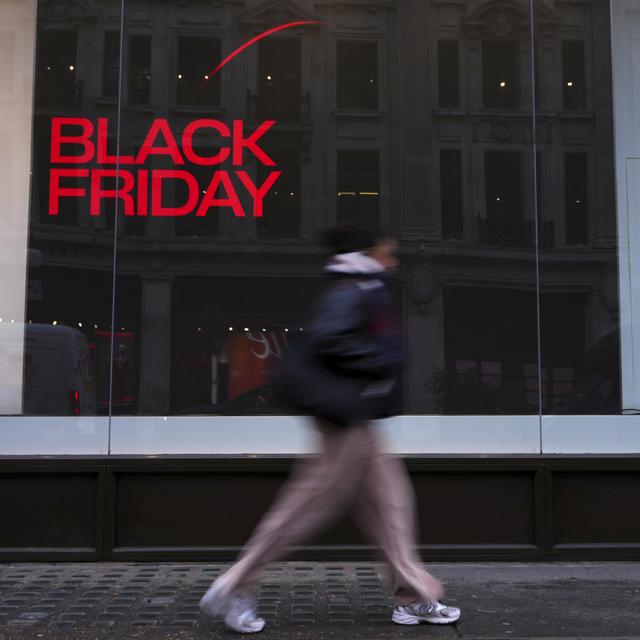 Le ''Black Friday'' est un événement marketing trompeur incitant à la surconsommation, importé des États-Unis, dont les rabais, soldes et ''bonnes'' actions souvent trafiqués frauduleusement. [Keystone/AP Photo - Kirsty Wigglesworth]