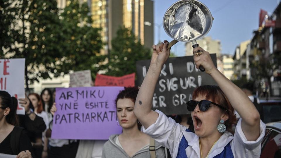 Plusieurs centaines de personnes ont manifesté à Pristina pour demander une politique plus sévère contres les auteurs de violences faites aux femmes. [AFP - ARMEND NIMANI]