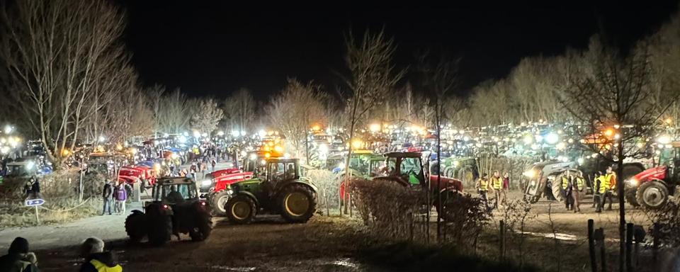 Un millier de personnes se sont rassemblées à Chiètres (FR) dans le cadre de la crise agricole qui touche la Suisse et l'Europe. [Police cantonale de Fribourg]