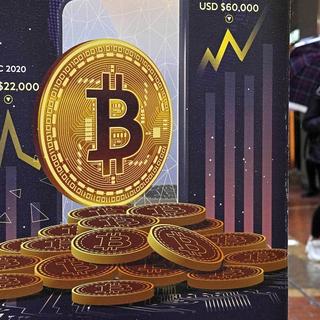 Le bitcoin a atteint un nouveau record historique de plus de 69'000 dollars d'échange. [Keystone]