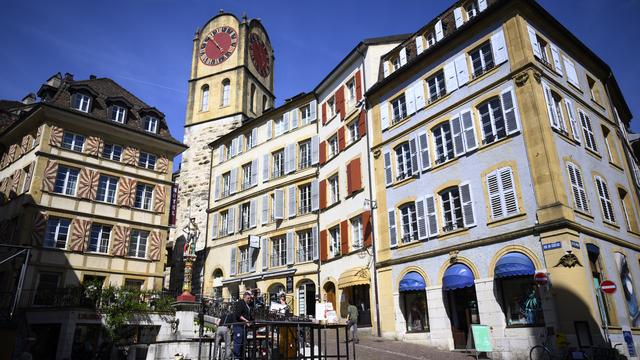 La rue du Château et la Tour de Diesse photographiées en vieille ville de Neuchâtel, le 4 mai 2023 (image d'illustration). [keystone - Laurent Gillieron]