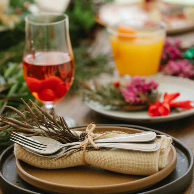 Avec son action des Tables de Noël, Pro Senectute donne l’occasion aux Vaudois et aux Fribourgeois de recevoir une personne senior pour partager ensemble un repas festif. [vd.prosenectute.ch]