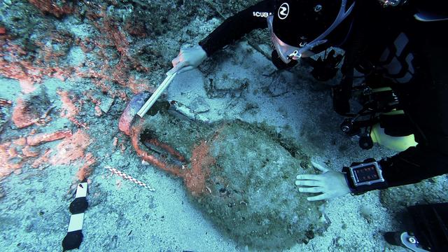 Une amphore Lamboglia 2 documentée in situ lors de l'étude de la cargaison de poterie de l'épave d'Anticythère pendant la saison 2024. [ESAG]