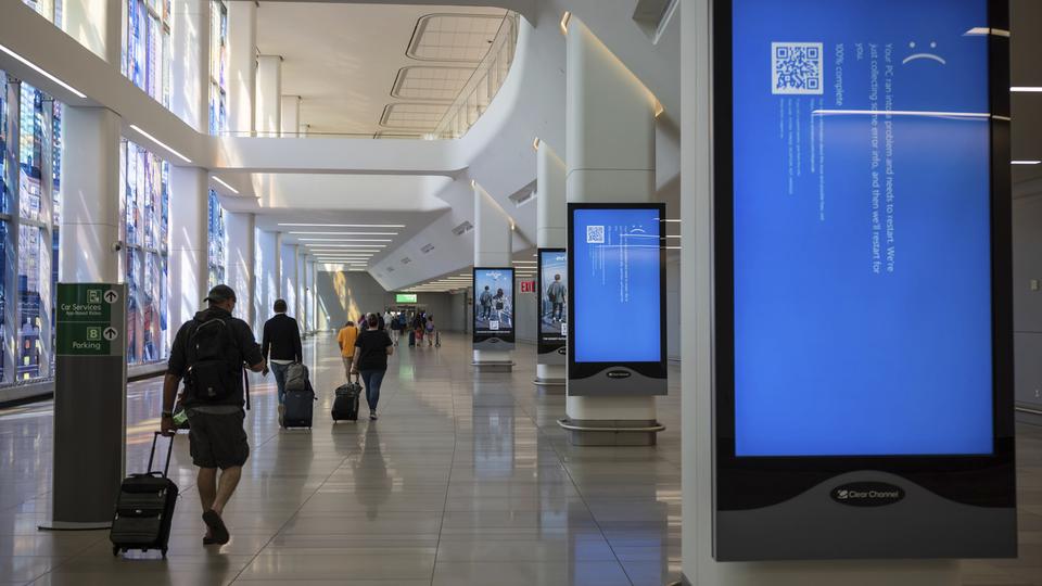 Des écrans bleus dans un aéroport américain. [KEYSTONE - YUKI IWAMURA]