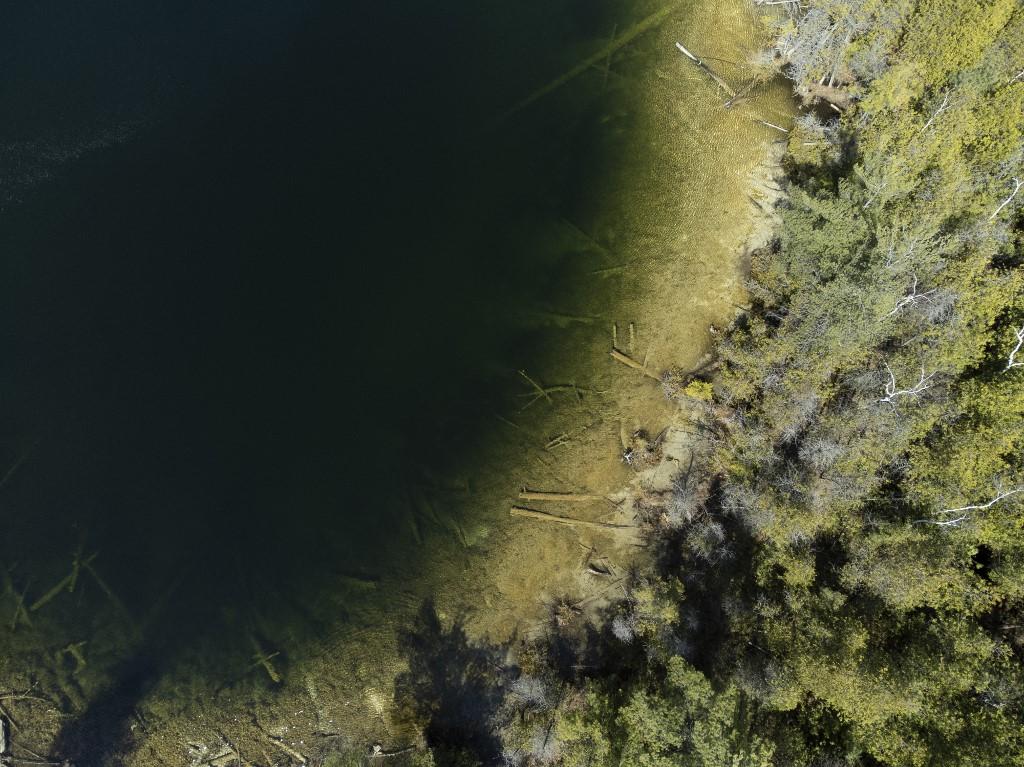 Le lac Crawford, au Canada, photographié le 12 avril 2023. Des échantillons de couches de sédiments de son fond le montrait chargé de microplastiques, de cendres de combustion du pétrole et du charbon, et de retombées des explosions de bombes nucléaires. [AFP - Peter Power]
