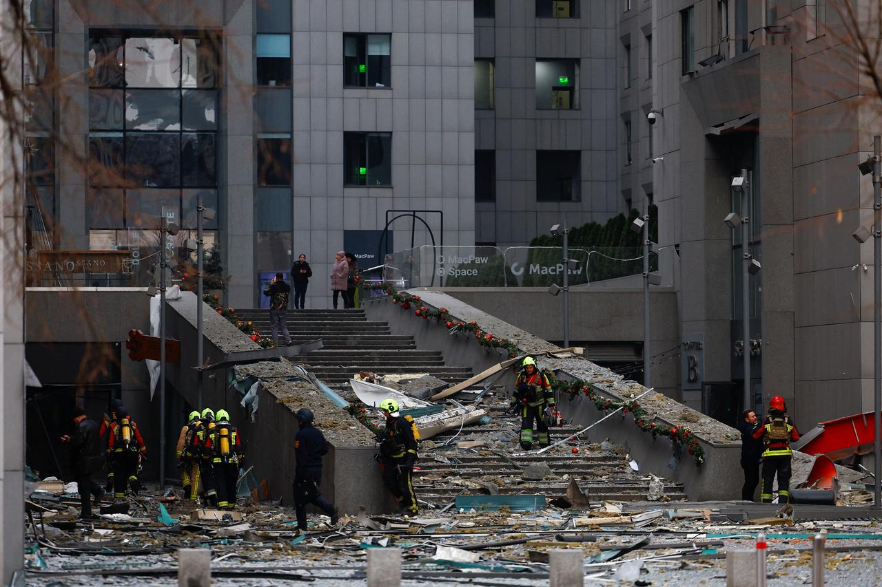 Des sauveteurs marchent sur le site d'un bâtiment détruit par un tir de missile russe dans le centre de Kiev, en Ukraine, le 20 décembre 2024. [REUTERS - Valentyn Ogirenko]