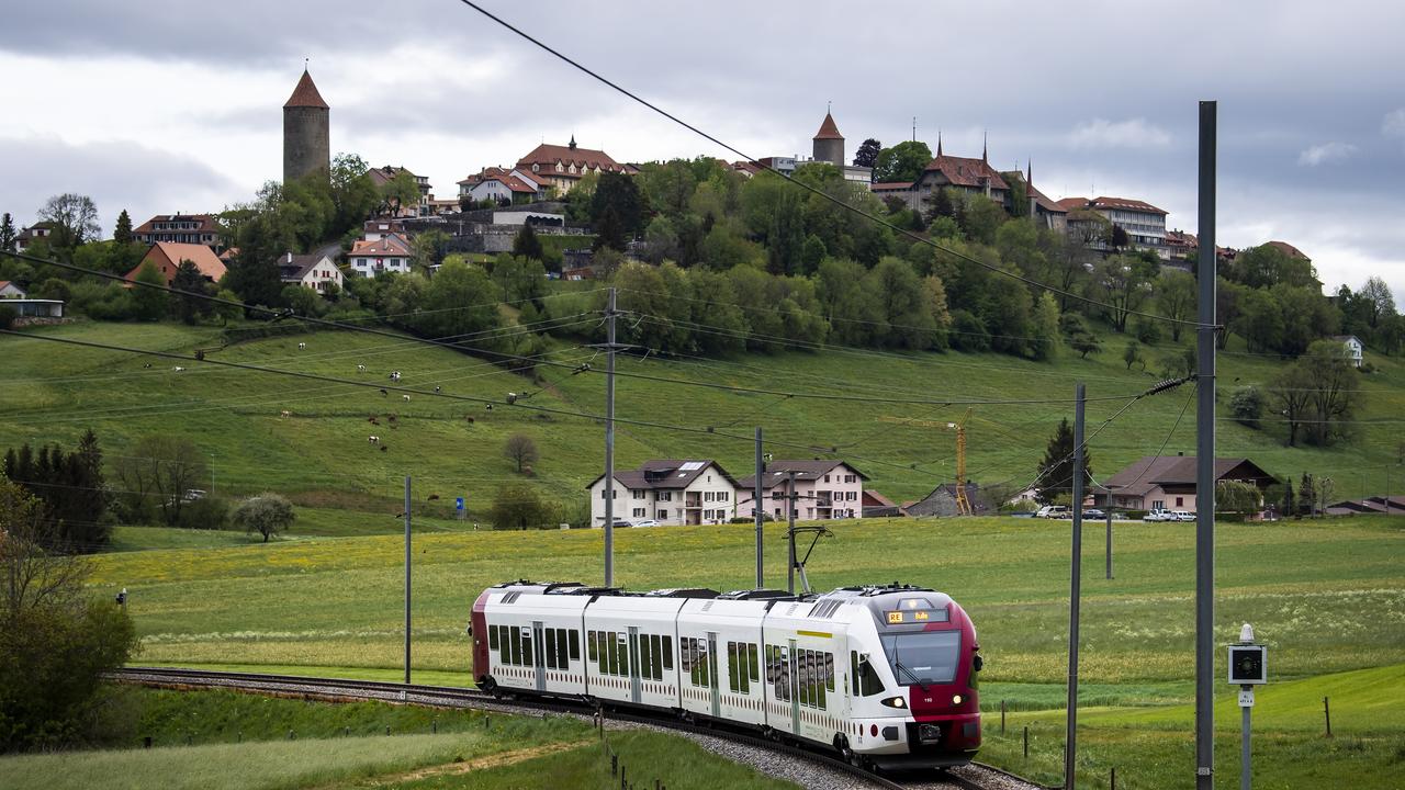 Le nouvel horaire CFF rallongera le temps de transport des TPF et occasionne de nouveaux coûts. [Keystone - Jean-Christophe Bott]