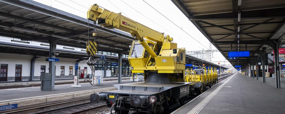 Les véhicules de chantier ont remplacé les passagers le temps d'un week-end à la gare Cornavin. [Keystone - Martial Trezzini]