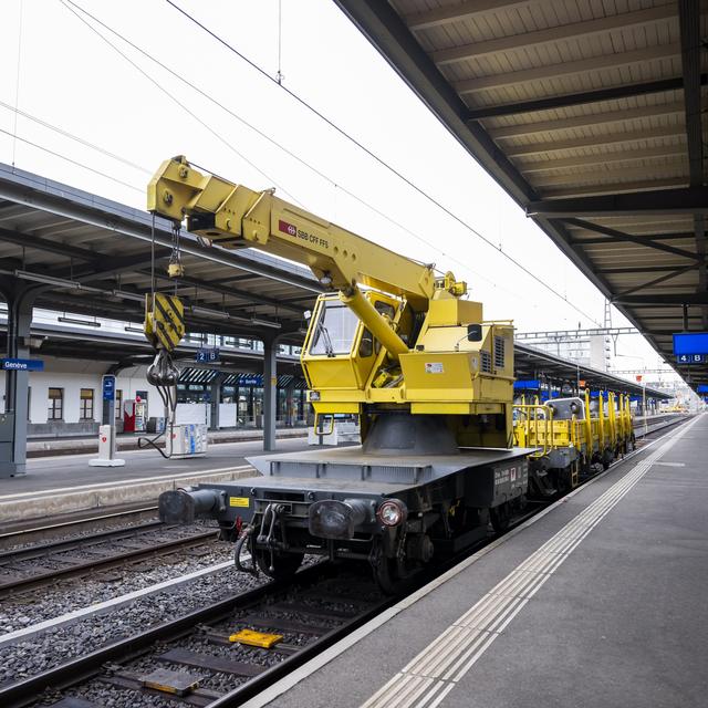 Les véhicules de chantier ont remplacé les passagers le temps d'un week-end à la gare Cornavin. [Keystone - Martial Trezzini]