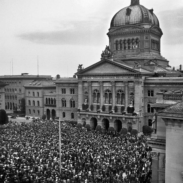 Manifestation pour l’AVS, devant le Parlement à Berne, au lendemain de l’acceptation par le peuple de la loi fédérale sur l'AVS. Le 7 juillet 1947 [Keystone - Loetscher]