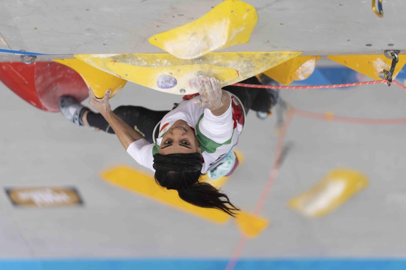 Une photo mise à disposition par la Fédération internationale de l'escalade sportive (IFSC) montre la grimpeuse iranienne Elnaz Rekabi lors des finales féminines de bloc et de tête des championnats d'Asie de l'IFSC à Séoul, en Corée du Sud, le 16 octobre 2022 (publié le 18 octobre 2022). Elle ne porte pas le foulard obligatoire pour les athlètes féminines iraniennes de la République islamique. De retour à Téhéran, l'athlète s'est toutefois excusée et a expliqué que l'absence de son hijab était involontaire. Cependant, l'acte a largement été perçu comme un soutien aux manifestants anti-gouvernementaux, car il a eu lieu au cours des semaines de protestations contre le hijab obligatoire dans la République islamique. [KEYSTONE - RHEA KANG/IFSC / HANDOUT]