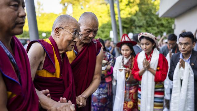 Le dalaï-lama a son arrivée à son hôtel à Opfikon, dans le canton de Zurich. [KEYSTONE - MICHAEL BUHOLZER]