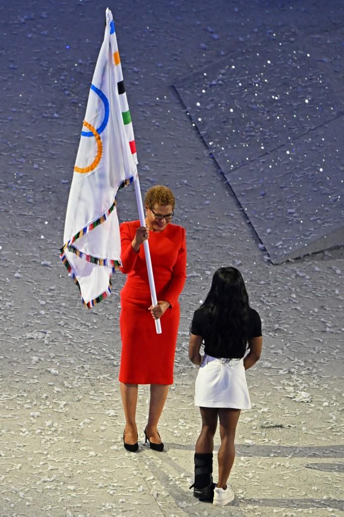 Le drapeau olympique est officiellement passé aux mains californiennes. [AFP - MIGUEL MEDINA]