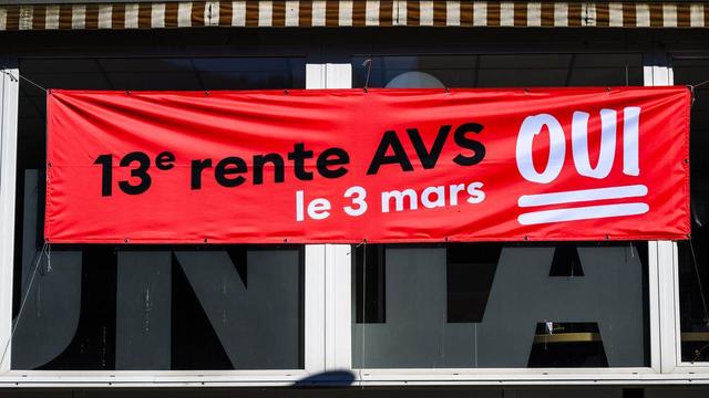 La 13e rente AVS pourrait être versée en une fois à la fin de l'année. [Keystone - Jean-Christophe Bott]