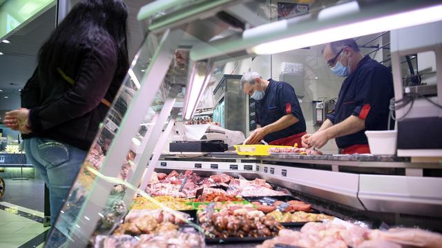 Un boucher sert de la viande a un client de la Boucherie Charcuterie Stuby, à Vevey (VD) [Keystone - Laurent Gillieron]