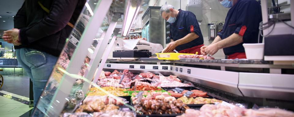 Un boucher sert de la viande a un client de la Boucherie Charcuterie Stuby, à Vevey (VD) [Keystone - Laurent Gillieron]