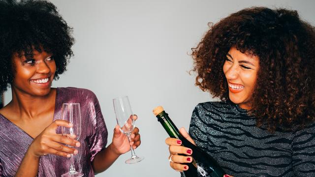 Deux femmes qui font la fête. [Depositphotos - manupadilla]