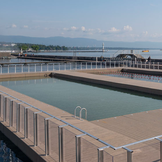 Inauguration des nouveaux bains du jet d'eau à Genève. [Ville de Genève - N. Zermatten]