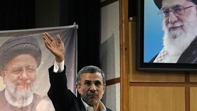 L'ancien président iranien Mahmoud Ahmadinejad à la fin d'un point de presse à côté des portraits du guide suprême, l'ayatollah Ali Khamenei (en haut à droite), et du défunt président Ebrahim Raïssi. Il vient d'enregistrer son nom comme candidat à l'élection présidentielle du 28 juin au ministère de l'Intérieur. Téhéran, Iran, le 2 juin 2024. [Keystone/AP Photo - Vahid Salemi]