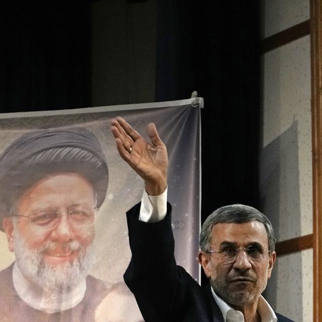 L'ancien président iranien Mahmoud Ahmadinejad à la fin d'un point de presse à côté des portraits du guide suprême, l'ayatollah Ali Khamenei (en haut à droite), et du défunt président Ebrahim Raïssi. Il vient d'enregistrer son nom comme candidat à l'élection présidentielle du 28 juin au ministère de l'Intérieur. Téhéran, Iran, le 2 juin 2024. [Keystone/AP Photo - Vahid Salemi]