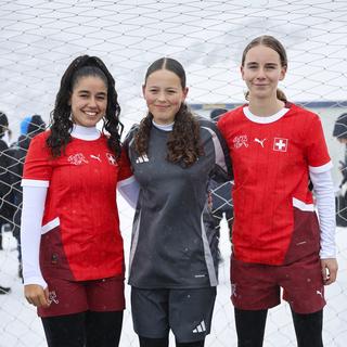 Des footballeuses helvétiques qui sont les ambassadrices de l'Euro féminin 2025 en Suisse. [Keystone - Peter Klaunzer]