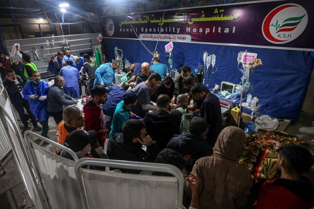 Des blessés soignés au Kuwait Hospital de Rafah, dans le sud de la bande de Gaza. [AFP - MOHAMMED ABED]