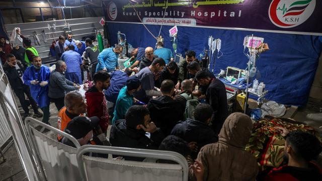 Des blessés soignés au Kuwait Hospital de Rafah, dans le sud de la bande de Gaza. [AFP - MOHAMMED ABED]